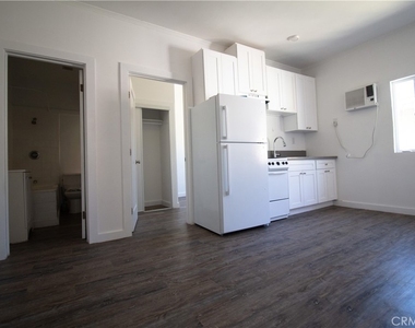 1411 Burlington Avenue - Photo Thumbnail 5