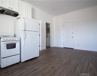1411 Burlington Avenue - Photo Thumbnail 3