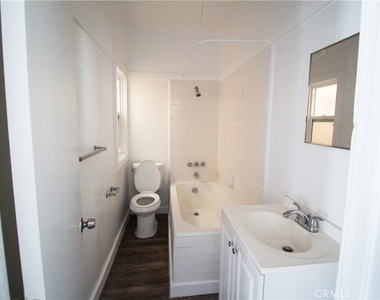 1411 Burlington Avenue - Photo Thumbnail 4
