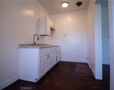 1316 Mariposa Avenue - Photo Thumbnail 3