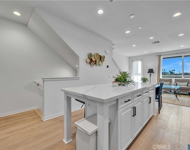 527 W Victor Ave - Photo Thumbnail 4