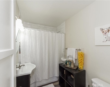 5803 Cartwright Ave - Photo Thumbnail 4