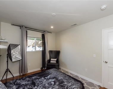 5803 Cartwright Ave - Photo Thumbnail 3