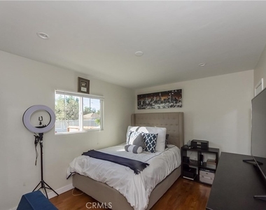 5803 Cartwright Ave - Photo Thumbnail 2