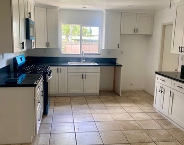 8792 De Ville Circle - Photo Thumbnail 4
