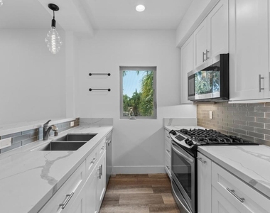 4410 Gresham - Photo Thumbnail 34