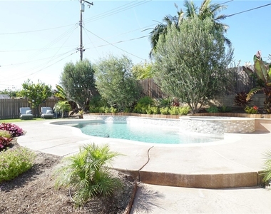 925 Gehrig Avenue - Photo Thumbnail 8