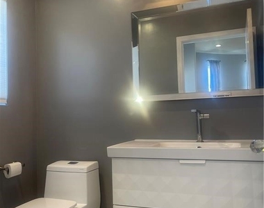 2256 Montrose Ave - Photo Thumbnail 11