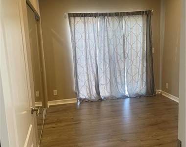 2256 Montrose Ave - Photo Thumbnail 19