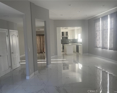 2256 Montrose Ave - Photo Thumbnail 3
