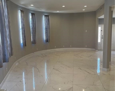 2256 Montrose Ave - Photo Thumbnail 7