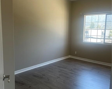 2256 Montrose Ave - Photo Thumbnail 15