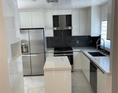 2256 Montrose Ave - Photo Thumbnail 9