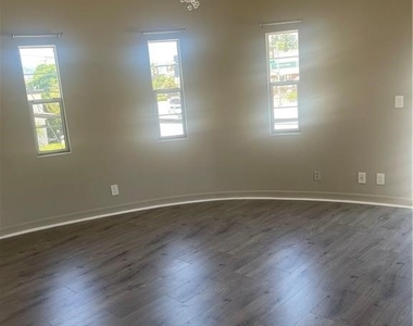 2256 Montrose Ave - Photo Thumbnail 12