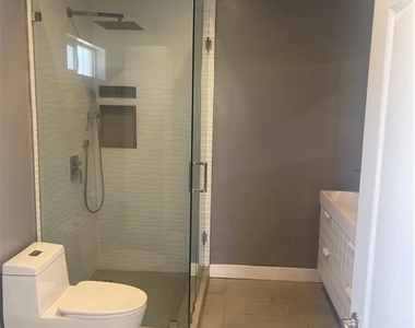 2256 Montrose Ave - Photo Thumbnail 18