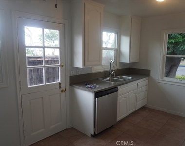 2528 W Flower Avenue - Photo Thumbnail 2