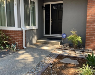 112 Rosemont Ct - Photo Thumbnail 3