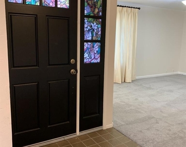 112 Rosemont Ct - Photo Thumbnail 4