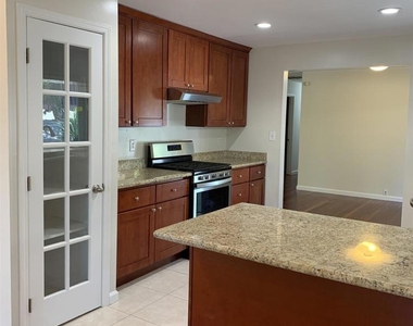 112 Rosemont Ct - Photo Thumbnail 7