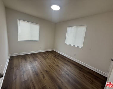 660 W 94th Street - Photo Thumbnail 8