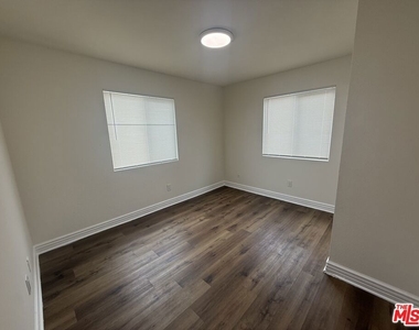 660 W 94th Street - Photo Thumbnail 7