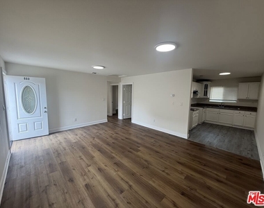 660 W 94th Street - Photo Thumbnail 1
