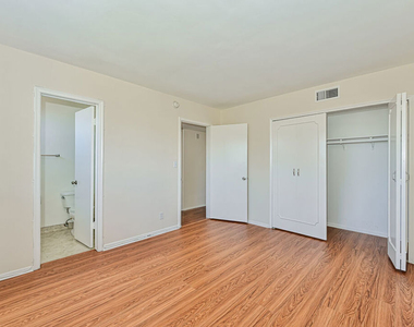 1440 Reeves Street - Photo Thumbnail 11