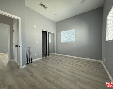 15964 Gault Street - Photo Thumbnail 5