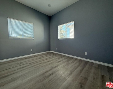 15964 Gault Street - Photo Thumbnail 4
