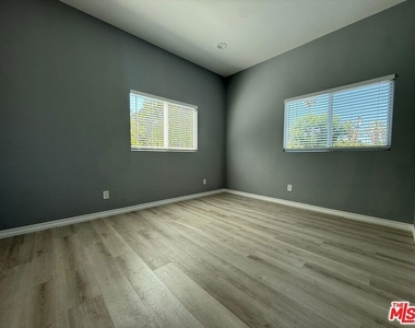 15964 Gault Street - Photo Thumbnail 6
