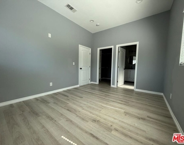 15964 Gault Street - Photo Thumbnail 8