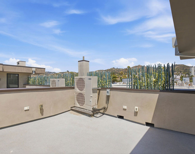 1434 N Poinsettia Place - Photo Thumbnail 10