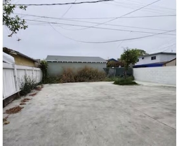 335 E 65th Street - Photo Thumbnail 4