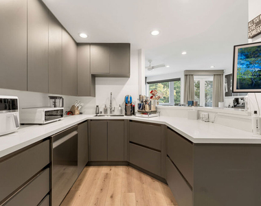 8601 W West Knoll Drive - Photo Thumbnail 4