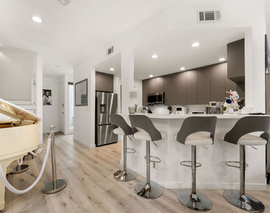 8601 W West Knoll Drive - Photo Thumbnail 2