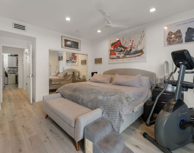 8601 W West Knoll Drive - Photo Thumbnail 17