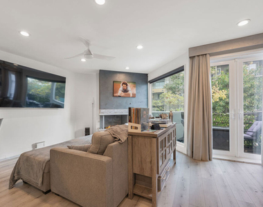 8601 W West Knoll Drive - Photo Thumbnail 6