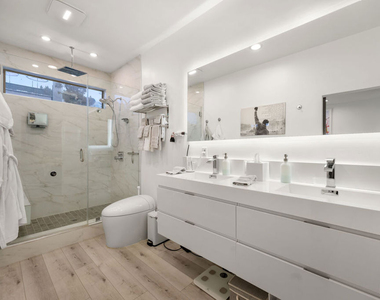 8601 W West Knoll Drive - Photo Thumbnail 14