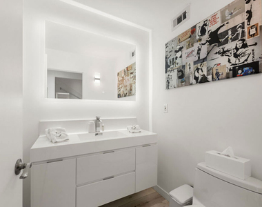 8601 W West Knoll Drive - Photo Thumbnail 3
