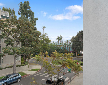 8601 W West Knoll Drive - Photo Thumbnail 12