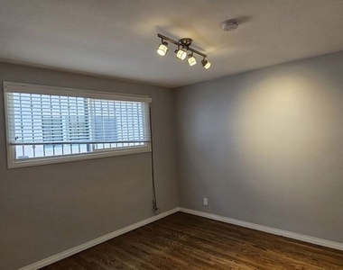 1227 S Holt Avenue - Photo Thumbnail 7