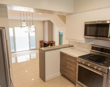 508 N Kings Road - Photo Thumbnail 2