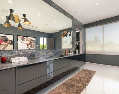 9570 Sunset Boulevard - Photo Thumbnail 21