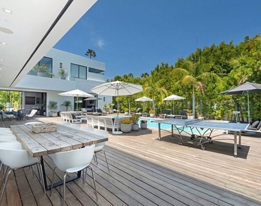 9570 Sunset Boulevard - Photo Thumbnail 29