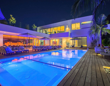 9570 Sunset Boulevard - Photo Thumbnail 44
