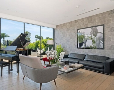 9570 Sunset Boulevard - Photo Thumbnail 16