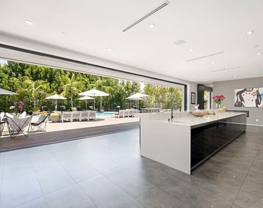 9570 Sunset Boulevard - Photo Thumbnail 11