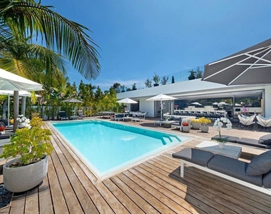 9570 Sunset Boulevard - Photo Thumbnail 31