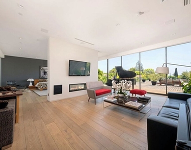 9570 Sunset Boulevard - Photo Thumbnail 15