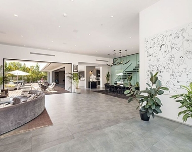 9570 Sunset Boulevard - Photo Thumbnail 4